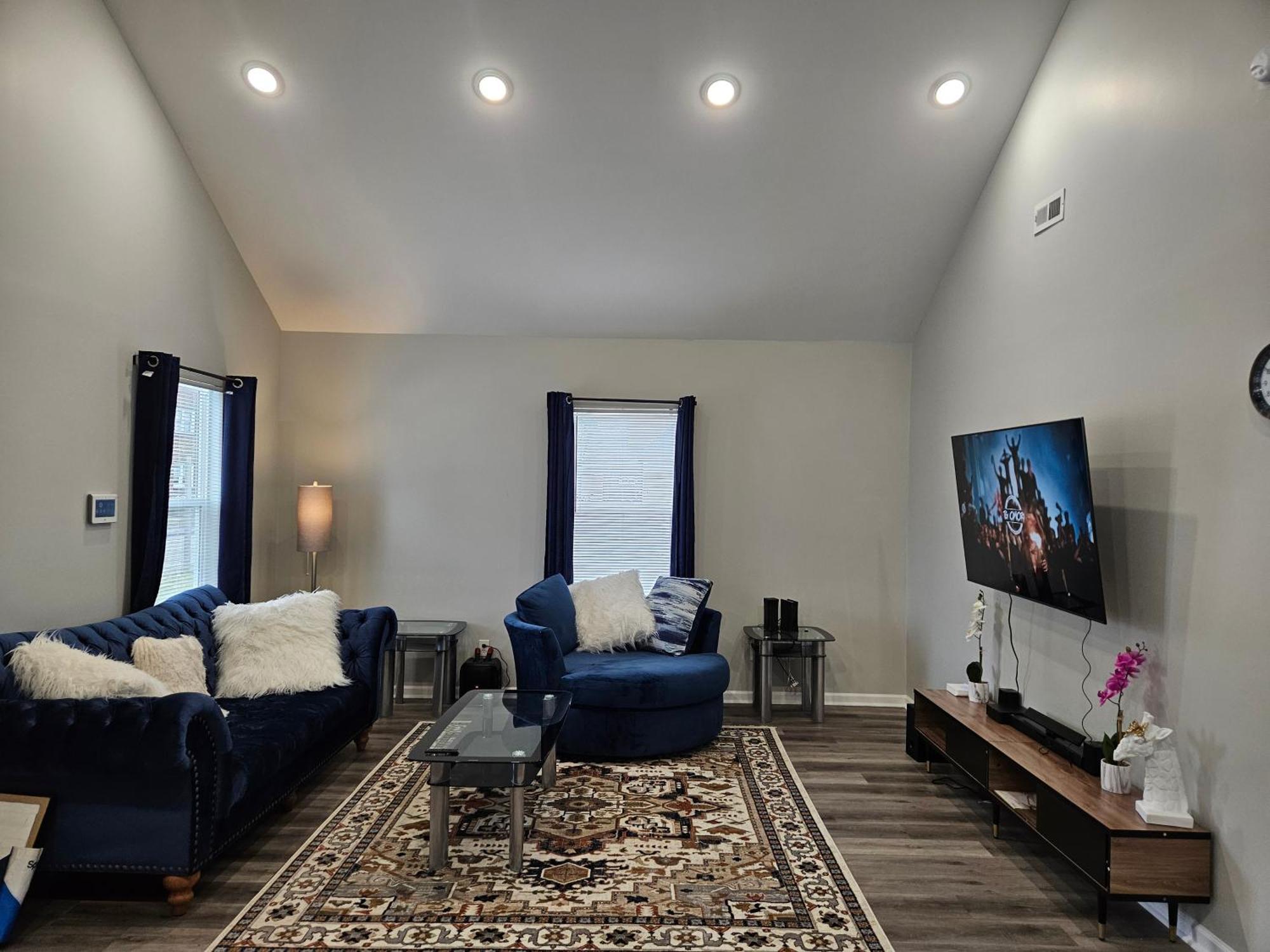 New 3bd Near Downtown Indy Apartment
